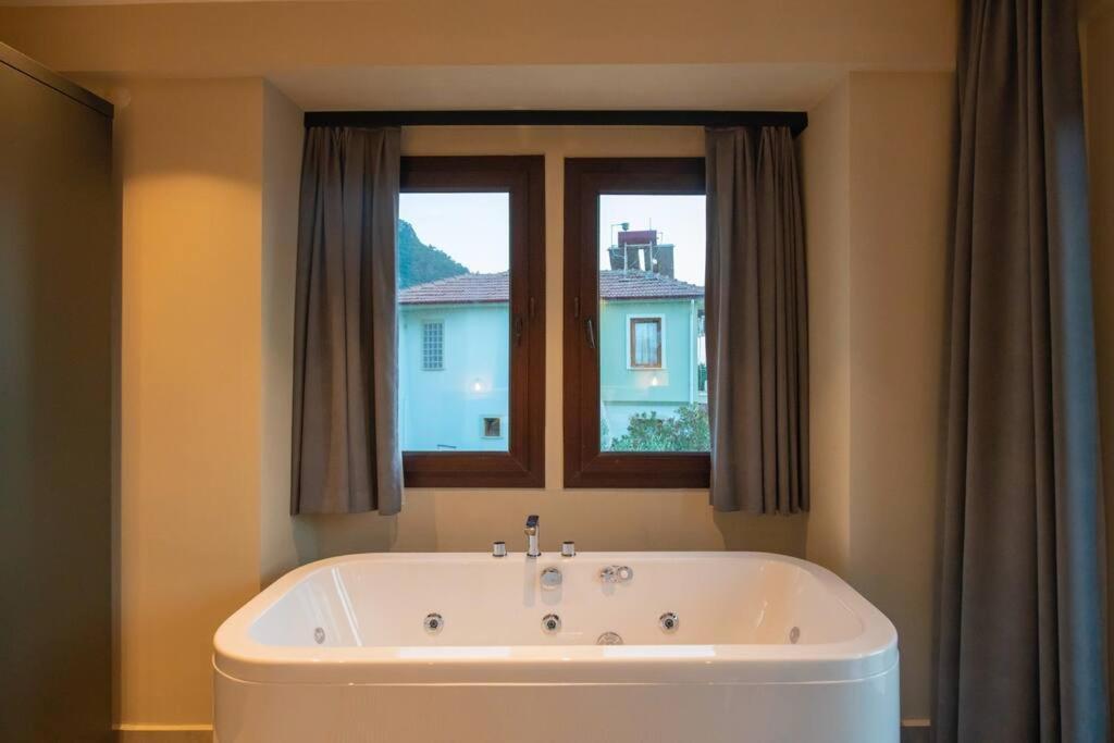 Havuzlu Korunakli Jakuzili Villa Fethiye Eksteriør billede